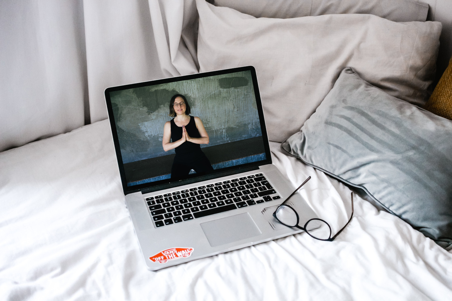 YOGA FÜR ANFÄNGER EIN KURS IM LIVE STREAM BRIGHT YOGA