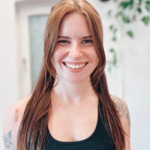 Portrait von Yogalehrerin Elis im Studio von BRIGHT YOGA