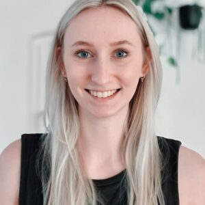 Portrait von Yogalehrerin Kendra im BRIGHT YOGA-Studio