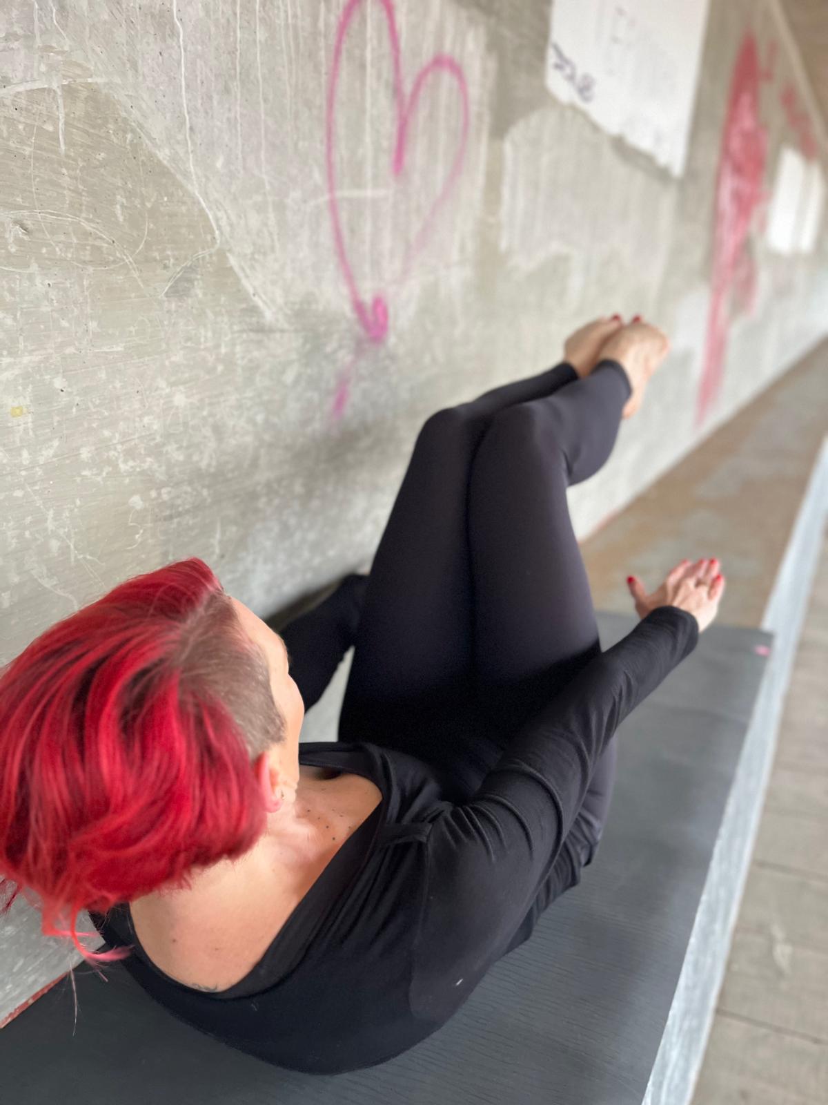 Yoga- und Pilateslehrerin Sue bei der Pilates-Übung "The Hundred"