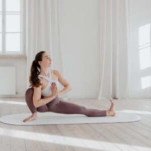 Yogalehrerin Conny Sturm in der Yogasana Skandasana
