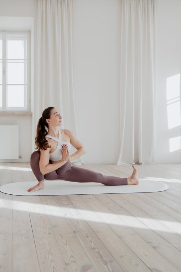 Yogalehrerin Conny Sturm in der Yogasana Skandasana