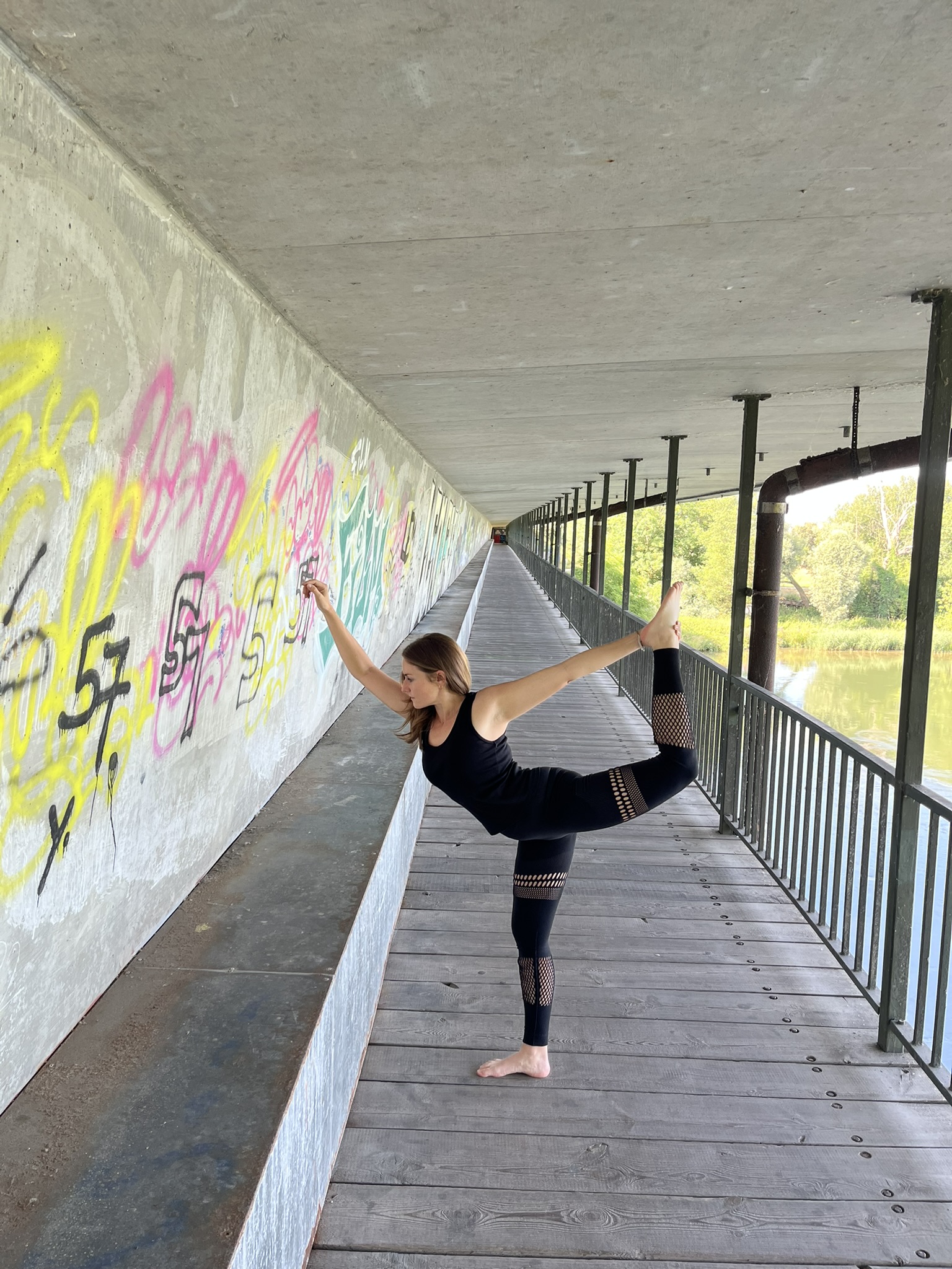 Yogalehrerin Christina K. in einer Tänzer-Pose