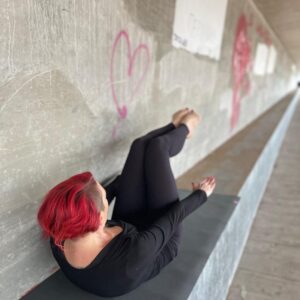 Yogalehrerin und Pilatestrainerin Sue in einer Boot-Pose