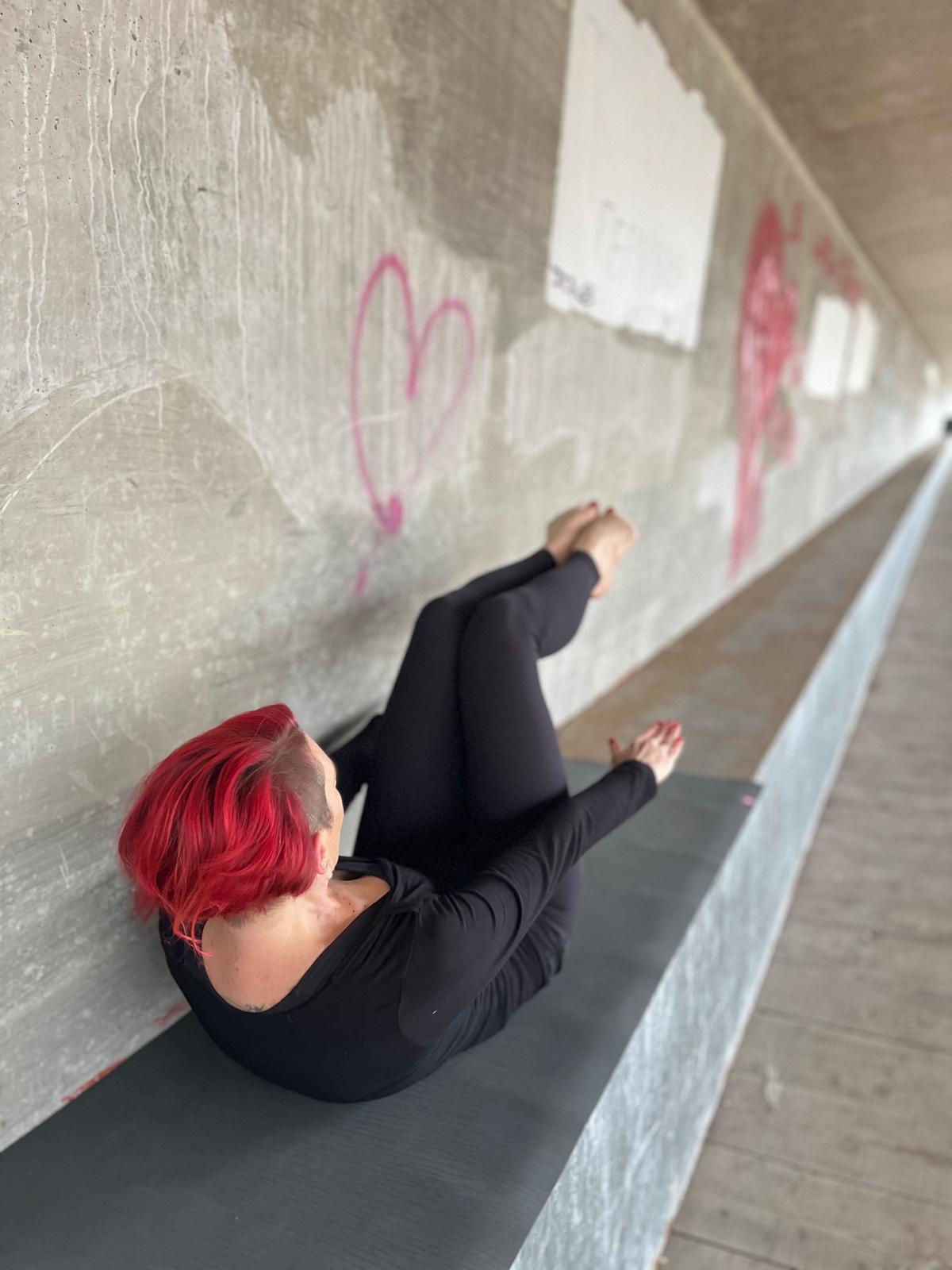 Yogalehrerin und Pilatestrainerin Sue in einer Boot-Pose